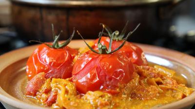 Доматена яхния с куркума и кисело мляко