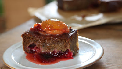 Сладко-пикантен сладкиш със сливи