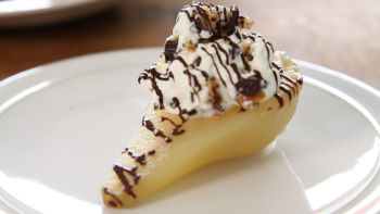 Поширани круши със сметана и бисквити