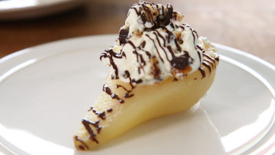 Поширани круши със сметана и бисквити