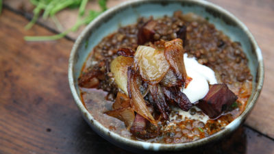 Яхния от леща с карамелизиран лук