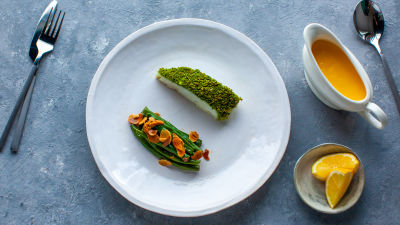 Риба с билкова коричка, зеленчуци и сос