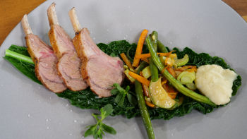 Печени агнешки ребра с гарнитура от зеленчуци