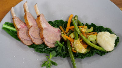 Печени агнешки ребра с гарнитура от зеленчуци