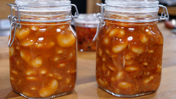 Боб в доматен сос