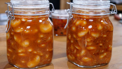 Боб в доматен сос