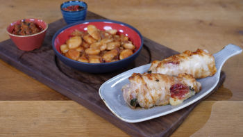 Пилешки рула с прошуто, сирене и печен боб