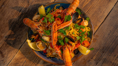 Лингуини с морски дарове, чили и чери домати