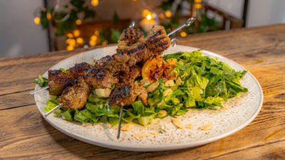 Сувлаки кебап с гръцка зелена салата