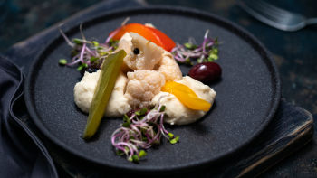 Бърза хрупкава туршия върху пюре от бял боб