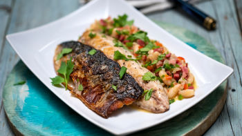 Филе от скумрия върху канапе от боб