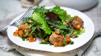 Салата с бобени кюфтенца и доматена салца