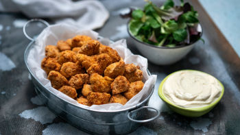 Пилешки "пуканки" с млечен сос