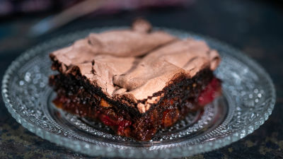 Брауни с вишни и целувчена шапка