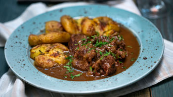 Бавно готвени телешки бузи с намачкани картофи