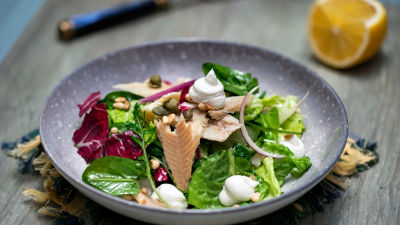 Салата с пушена пъстърва и сирена