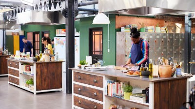 Зена приготвя индийски даал от червена леща с кокос