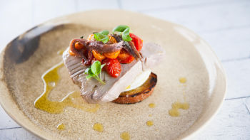 Сандвич с поширана в зехтин риба тон, печени домати и моцарела