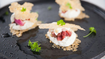 Хапки от пармезан с телешки тартар