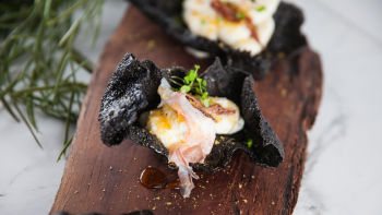 Хрупкави кошнички от ориз с мастило от сепия с крем от рикота