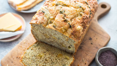 Соден хляб с ирландско сирене и мащерка