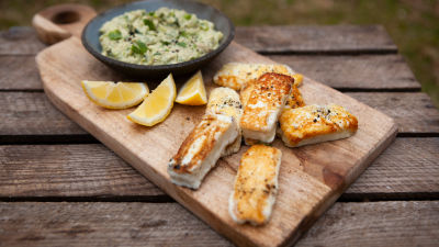 Печено халуми с дип от авокадо