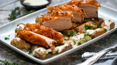 Хрупкави свински гърди с билкови картофи