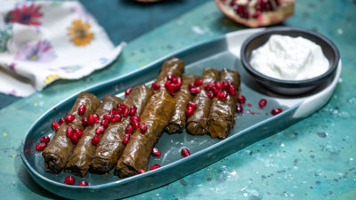 Лозови сарми с булгур и сушени домати
