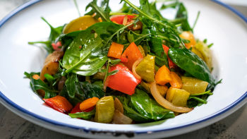 Салата с печени зеленчуци