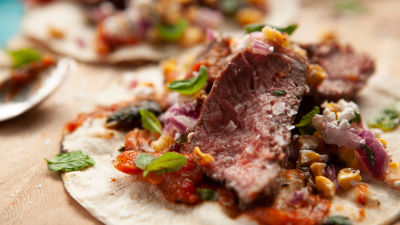 Тако с говежди стек, печен лют сос и салца от царевица