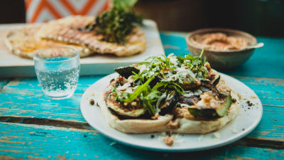 Пушен хумус и плосък хляб