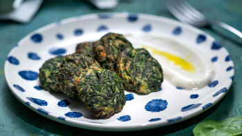 Кюфтета от спанак с лимонов йогурт