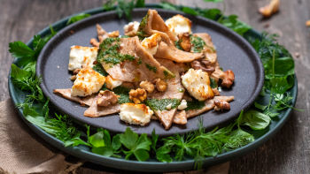 Палачинки със зелен сос и сирене