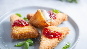 Панирани сандвичи с моцарела и прошуто