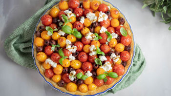 Тарт с карамелизиран лук, домати и аншоа