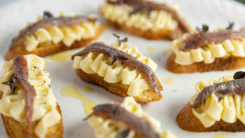 Кростини с чесън, аншоа и бито масло