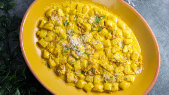 Ньоки с горгонзола, бекон и шафран