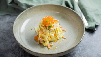 Талятели със сос с просеко и пушена сьомга