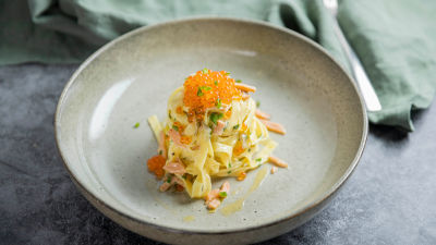 Талятели със сос с просеко и пушена сьомга