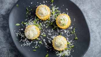 Хапки от полента с горгонзола и салам