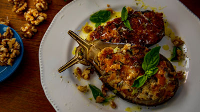 Пълнени патладжани със сирене и орехи