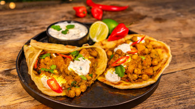 Хляб роти с карибско къри от тиква и нахут