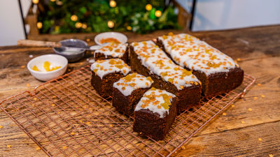 Ямайски джинджифилов сладкиш с лимонова глазура