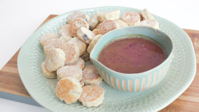 Уелски кексчета със семена от резене и кули от боровинки