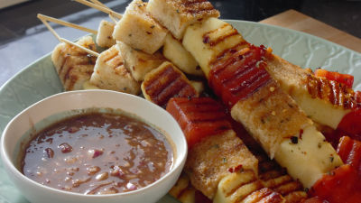 Шишчета от халуми и диня с тамариндов дип