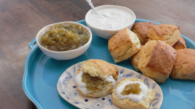 Сладки кифлички (сконс) с кокосов крем и сладко от ананас