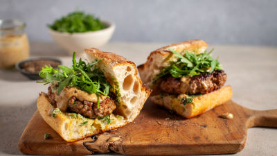 Телешки бургер в чеснов хляб