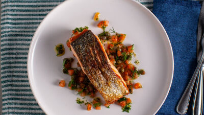 Печена сьомга с доматена салца