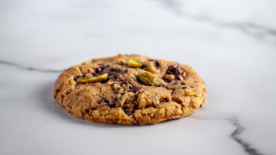 Бисквити с парченца натурален шоколад