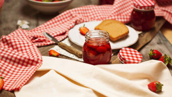 Сладко от ягоди с портокал и амарето